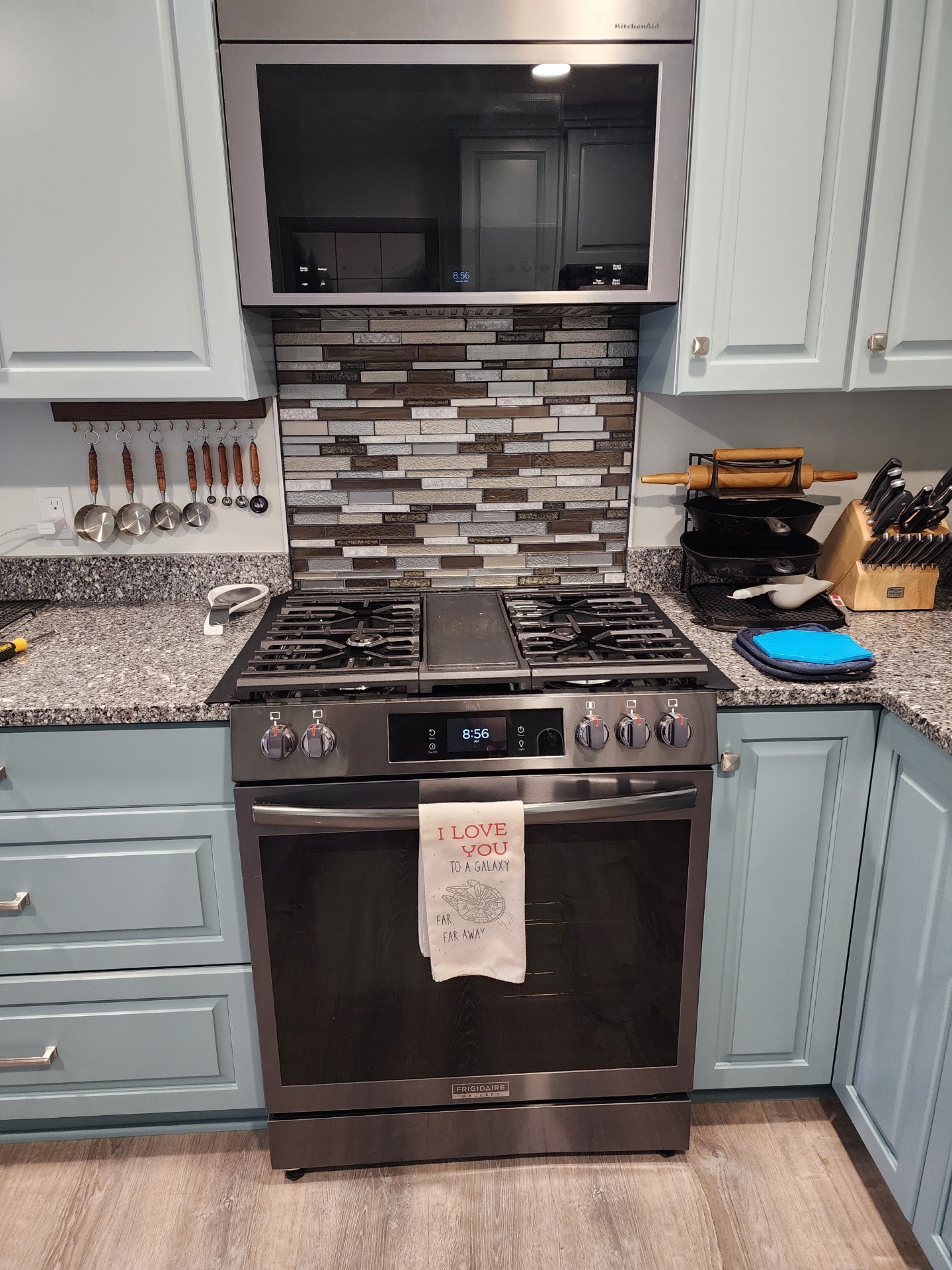 Righteous Renovations completed this kitchen update with stylish backsplash and Frigidaire oven in Salem, OR